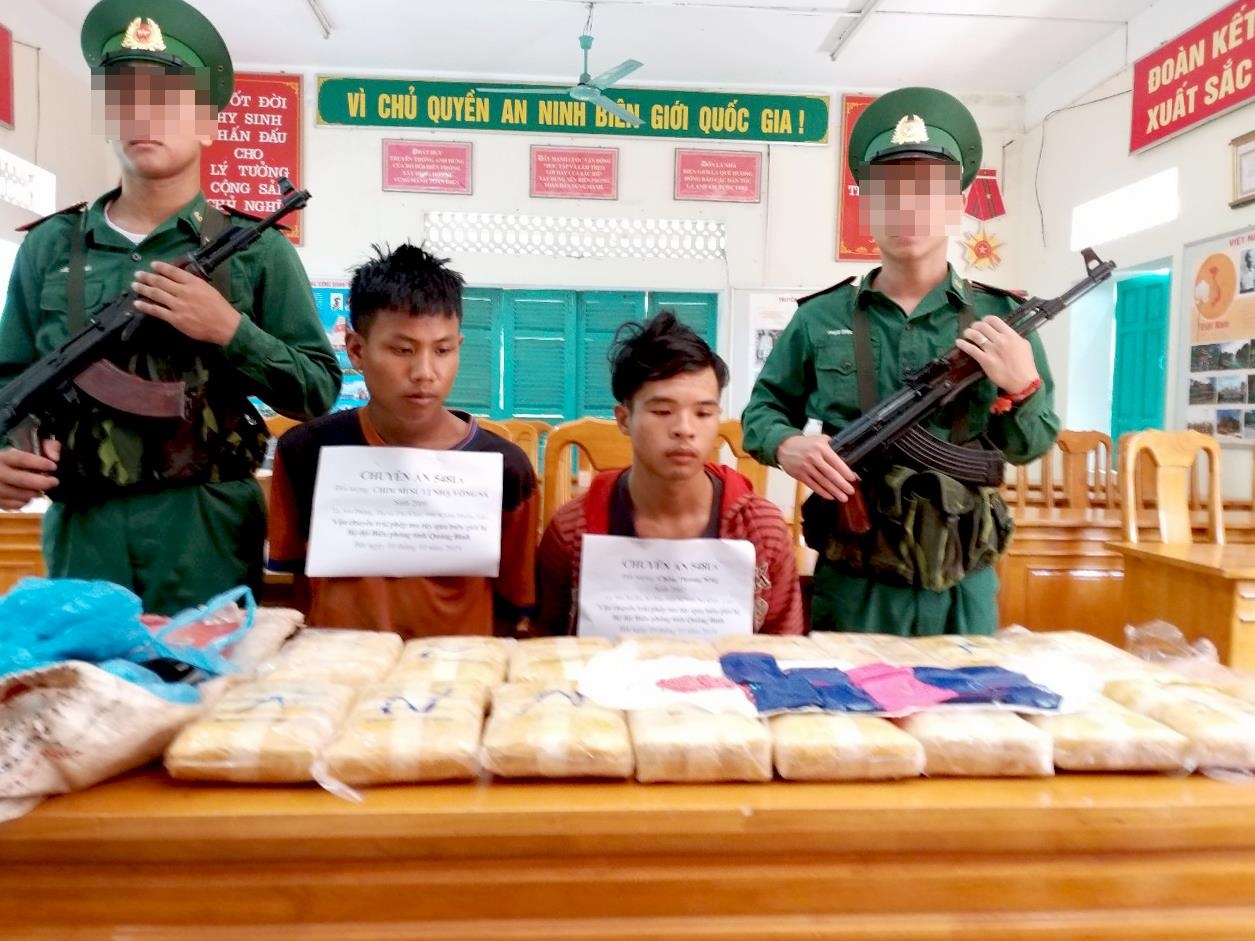 Bat 2 nguoi Lao van chuyen 100.000 vien ma tuy vao Viet Nam hinh anh