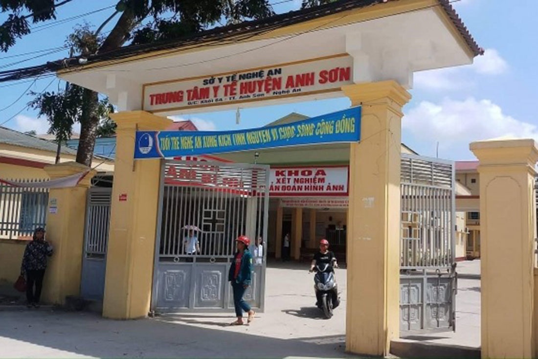 Be gai 32 thang tuoi tu vong sau khi gay me hinh anh