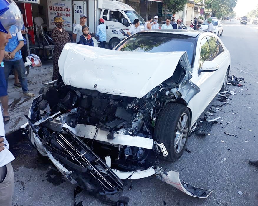 Mercedes S450 đâm đuôi xe buýt ảnh 1 Mercedes S450 dam duoi xe buyt anh 1