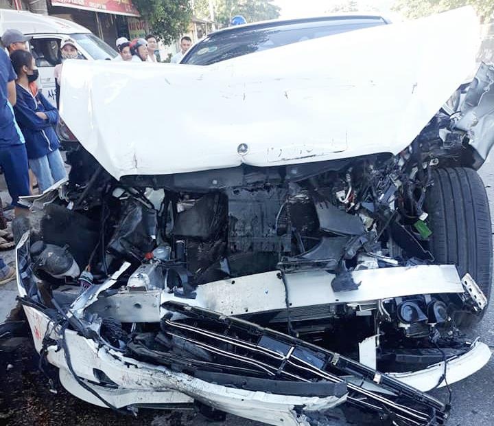 Mercedes S450 nat dau sau cu dam vao duoi xe buyt hinh anh