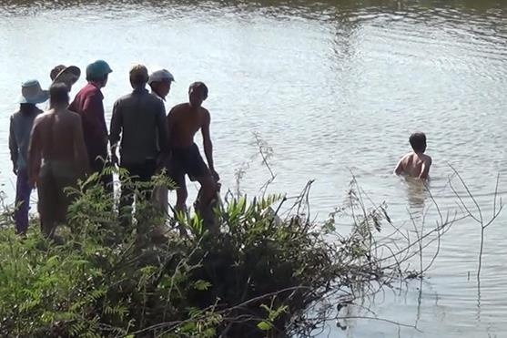 3 hoc sinh duoi nuoc khi tam song hinh anh