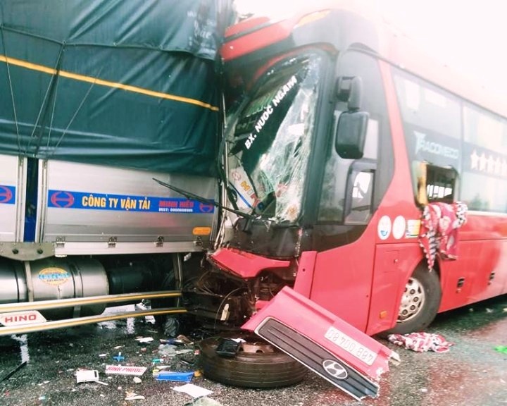 xe tải đâm ôtô khách ảnh 1 xe tai dam oto khach anh 1