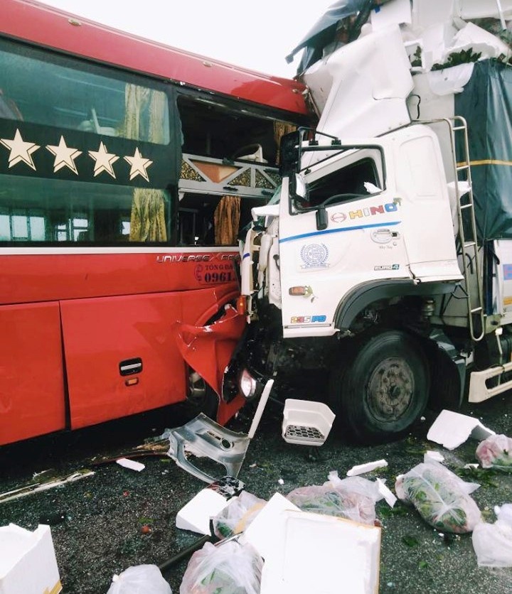 Xe tai dam oto khach, phu xe tu vong tai cho hinh anh