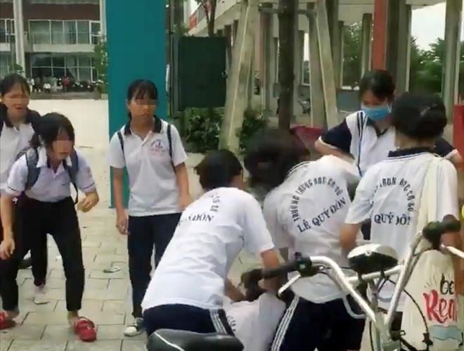 Lan truyen clip nu sinh bi ban dam da toi tap o Binh Duong hinh anh