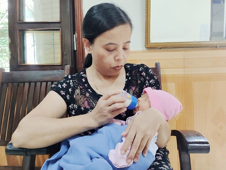 bé gái sơ sinh bị bỏ rơi ảnh 1 be gai so sinh bi bo roi anh 1