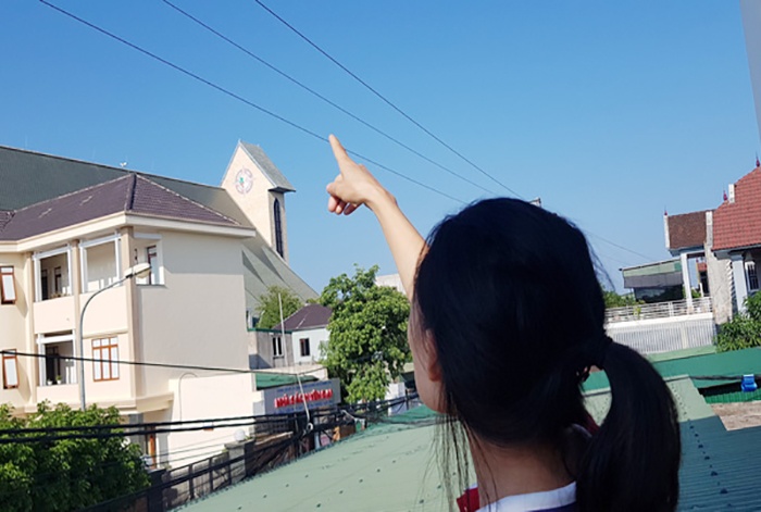 Dien phong trung nguoi, be trai 12 tuoi phai thao hai tay hinh anh