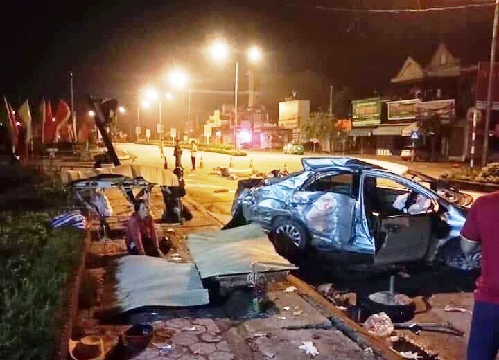 Oto 4 cho tong xe giuong nam, 3 nguoi tu vong hinh anh