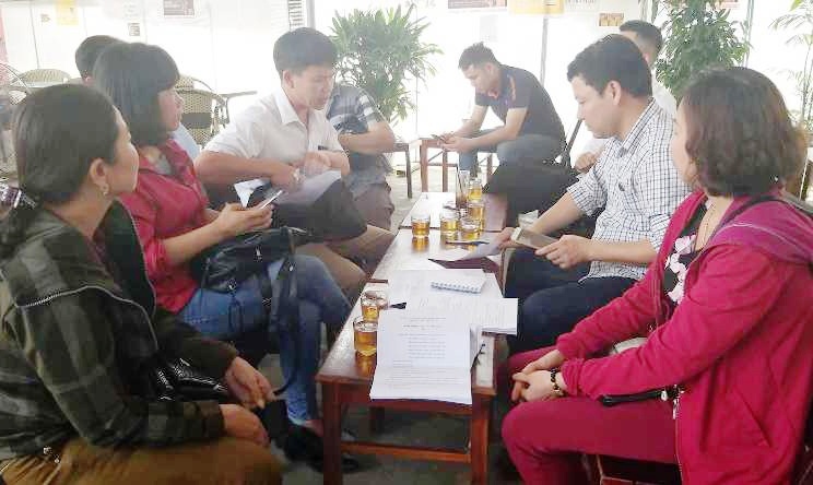Nhom nguoi lua 400 nguoi di xuat khau lao dong bi khoi to hinh anh
