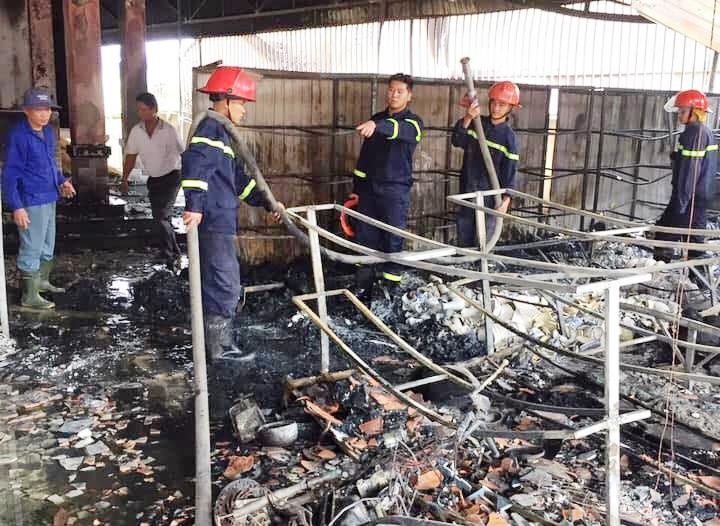 24 canh sat cuu hoa dap lua trong can nha 3 tang hinh anh