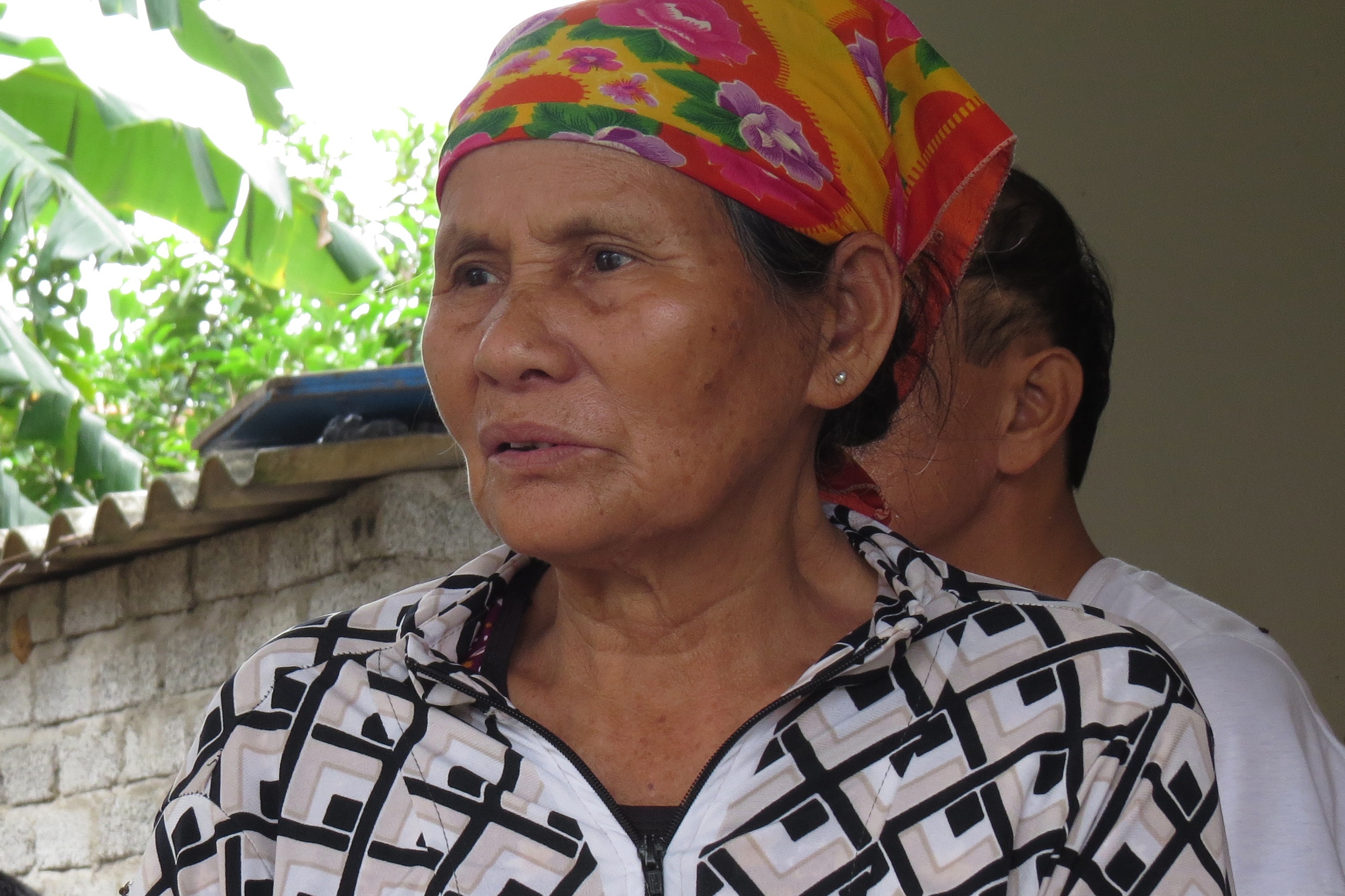 dua nguoi ra nuoc ngoai trai phep anh 1