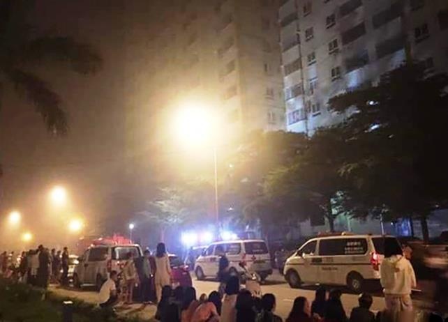 Canh sat ngat khoi khi cuu dan thoat khoi dam chay chung cu hinh anh