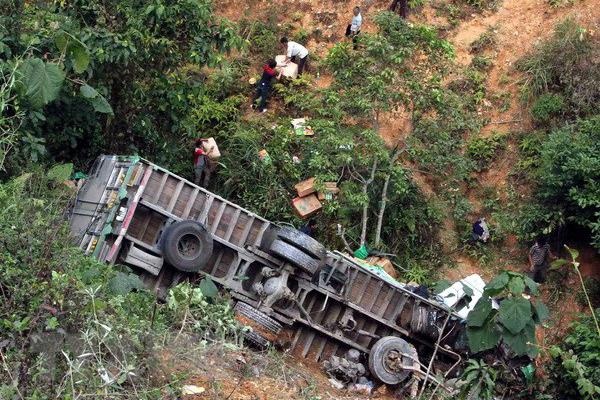 Xe tai lao xuong vuc, 1 nguoi tu vong hinh anh