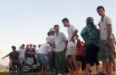 Thi the nguoi dan ong mac do the thao tren song hinh anh