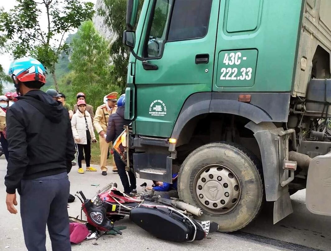 Dam truc dien xe container, 2 nu sinh nguy kich hinh anh