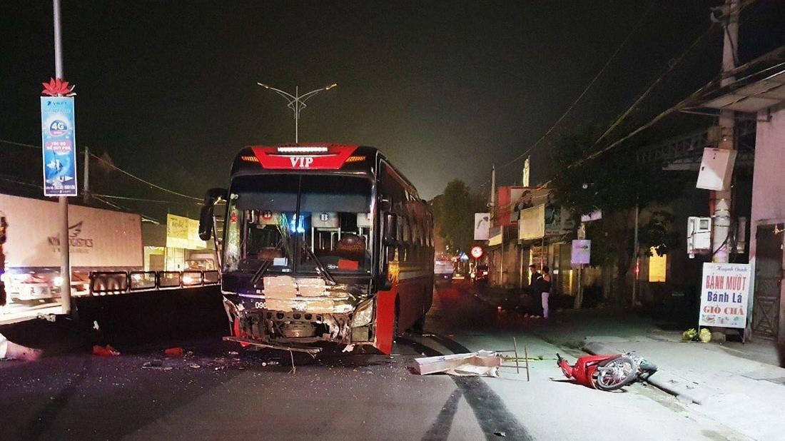 Oto khach hat vang xe may, 1 nguoi chet 2 nguoi nguy kich hinh anh