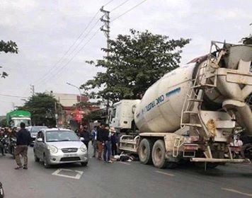 Chay lang lach tren duong, doi nam nu lot gam xe bon hinh anh