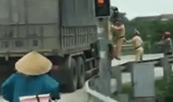 Vu CSGT bam cua xe tai bo chay: Tai xe khai gi? hinh anh