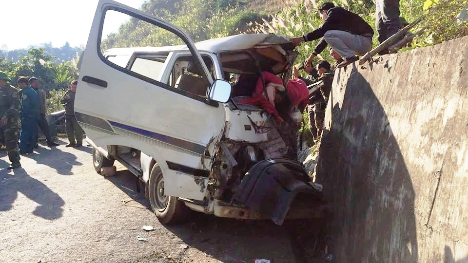 Oto cho doan nghe thuat mat phanh lam 2 nguoi chet, 5 bi thuong hinh anh