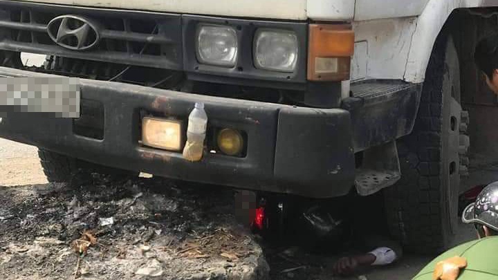 Oto tai cuon nguoi dan ong di an gio vao gam hinh anh