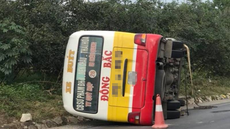 Lat xe buyt, hanh khach dap kinh chui ra ngoai hinh anh