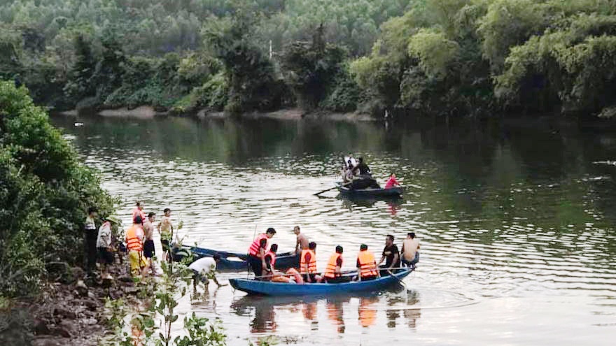 Lat thuyen cho 7 nguoi, 2 cha con chet duoi hinh anh