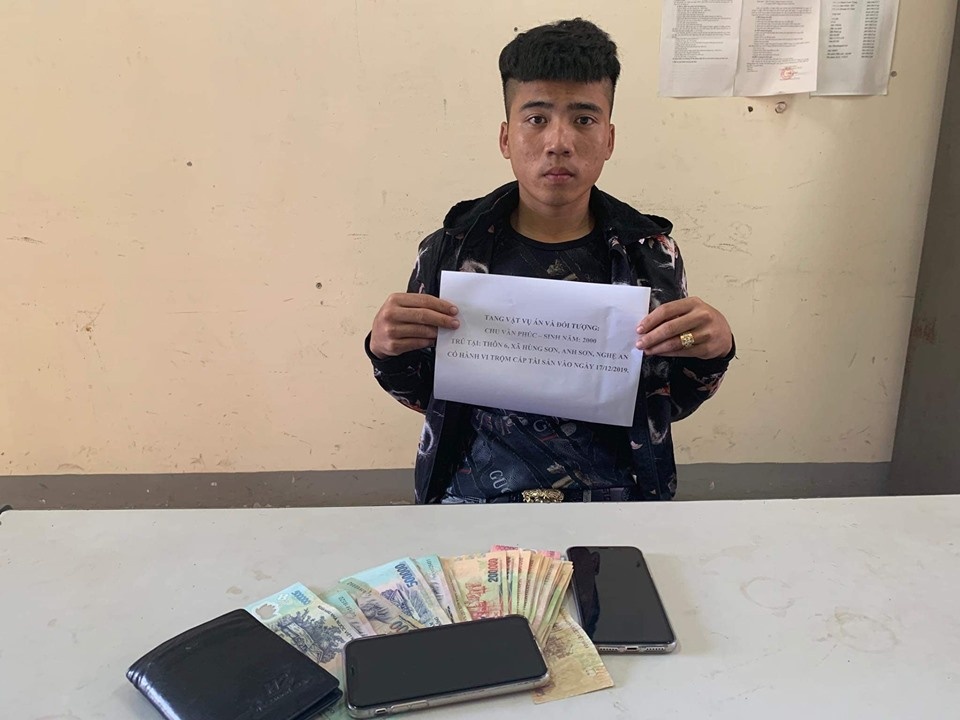 Pha ket trom 49 trieu dong roi mua 2 chiec iPhone X hinh anh