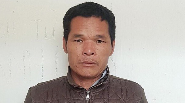 Bat ke cuong buc be gai di chan de hinh anh