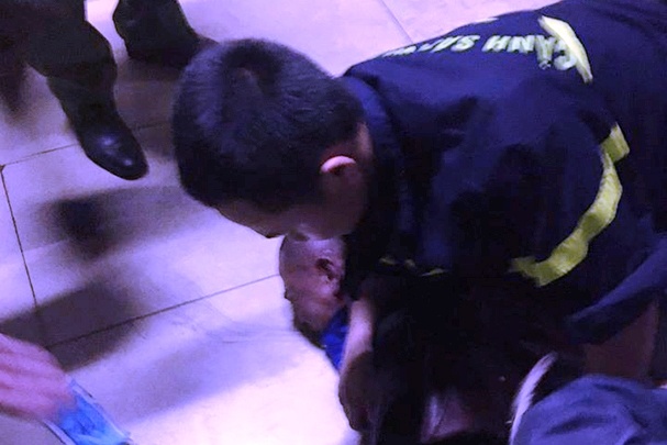 khong che nam benh nhan dot benh vien anh 2