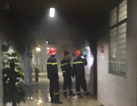 Nguoi dan ong dot giuong benh, khong che nu dieu duong hinh anh