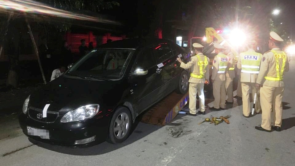 Tai xe oto bo di khi bi kiem tra nong do con hinh anh