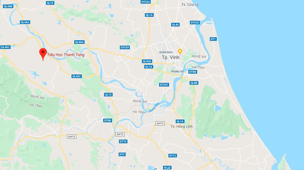 Nu sinh bi quen trong nha ve sinh anh 2