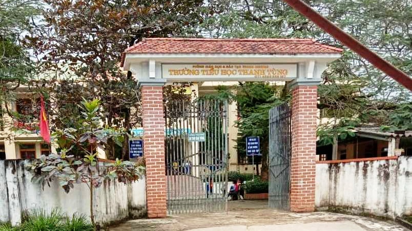 Nu sinh lop 4 bi 'bo quen' trong nha ve sinh hinh anh