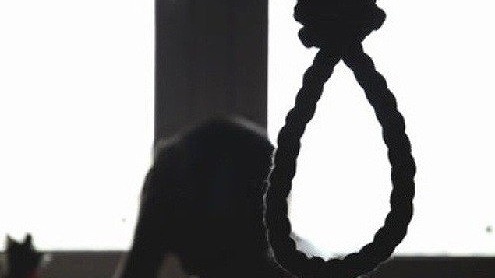 Con gai tu vong ngoai san, me chet trong tu the treo co hinh anh