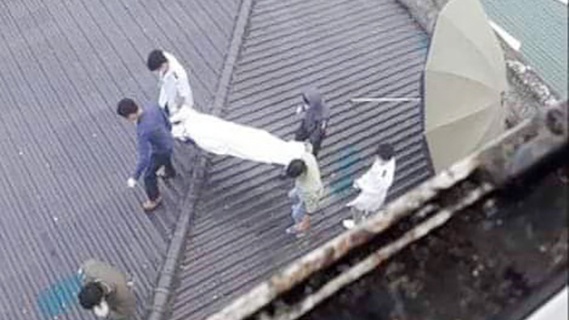 Thi the nguoi dan ong tren mai nha cua benh vien hinh anh