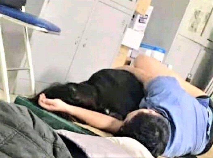 Bac si bi to om nu sinh vien ngu trong ca truc hinh anh