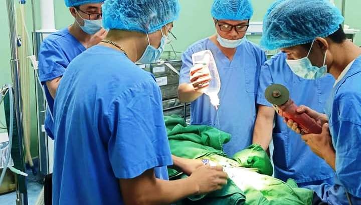 Be trai 8 tuoi nghich vong bi sat lam ket duong vat hinh anh