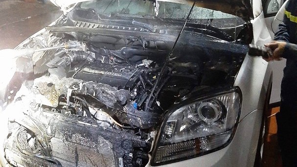 Oto 4 cho boc chay rang sang mung 1 Tet hinh anh