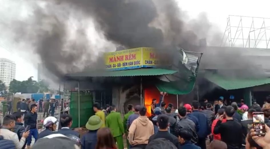 Chay lon tai cho Phu Dien, 7 ki-ot bi thieu rui hinh anh