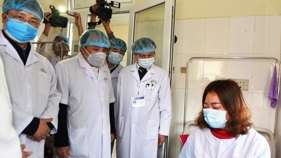 Nu benh nhan Nghe An nghi nhiem virus corona chi bi cum B hinh anh