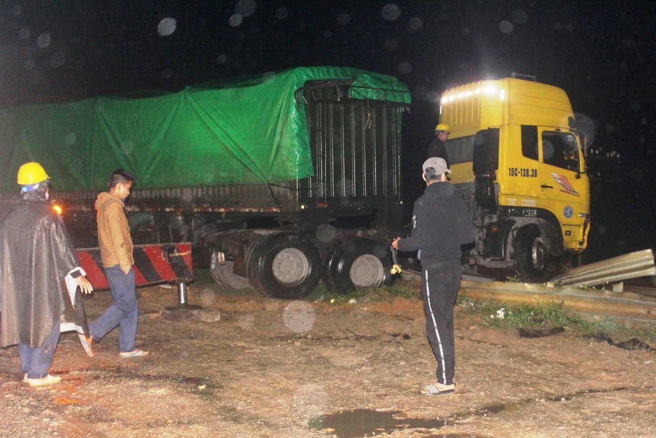 xe dau keo chan ngang duong sat anh 1