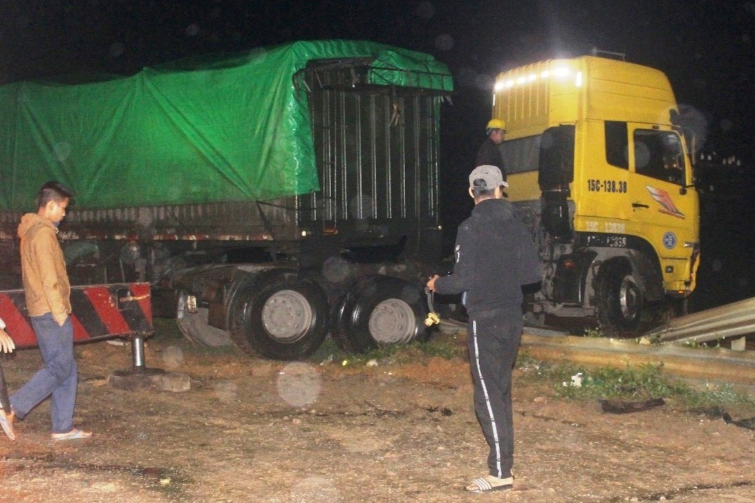 Xe dau keo huc tung ho lan, chan ngang duong sat hinh anh