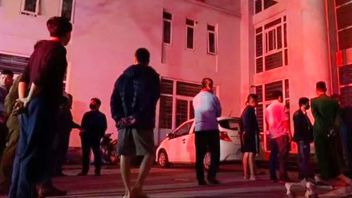 Giai cuu 7 nguoi mac ket trong vu chay khu nha o sinh vien hinh anh