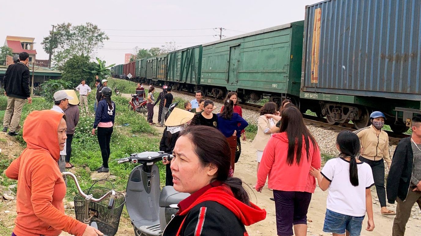 Xe tai bi tau hoa hat vang xuong ao, tai xe tu vong hinh anh