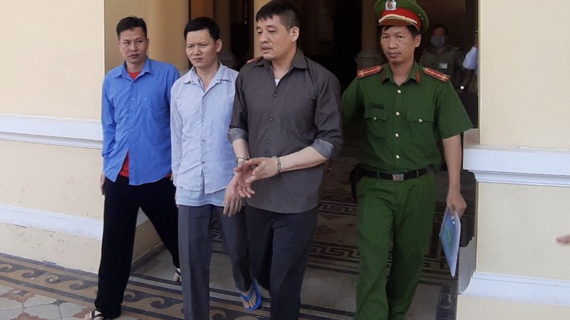Tu chung than nguoi dan ong cho 'hang' treo mai nha tron CSGT hinh anh