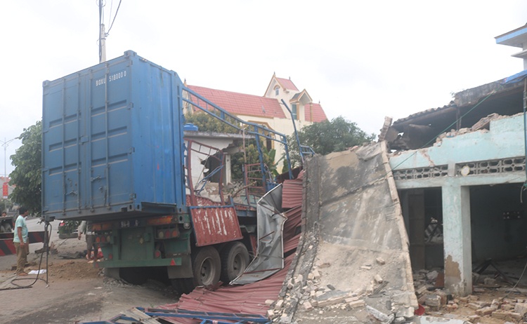 Xe container dam sap nha dan anh 2