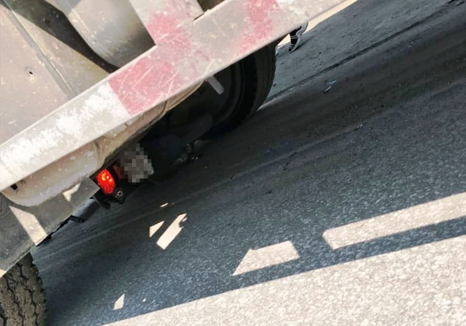 hai me con tu vong duoi banh oto tai anh 1