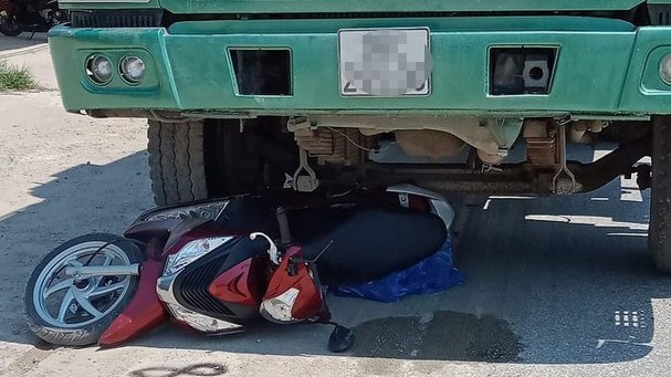 Hai me con tu vong khi va cham voi oto tai hinh anh