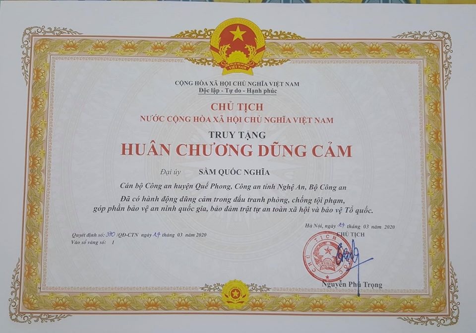 truy tặng Huân chương dũng cảm cho đại úy sầm Quốc Nghĩa ảnh 1 truy tang Huan chuong dung cam cho dai uy sam Quoc Nghia anh 1