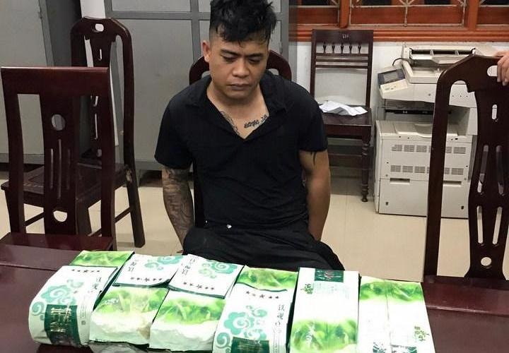 Ke van chuyen 6 kg ma tuy tong vao xe canh sat hinh anh