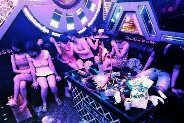 Di hat karaoke giua lenh cam, 11 nguoi bi cach ly hinh anh